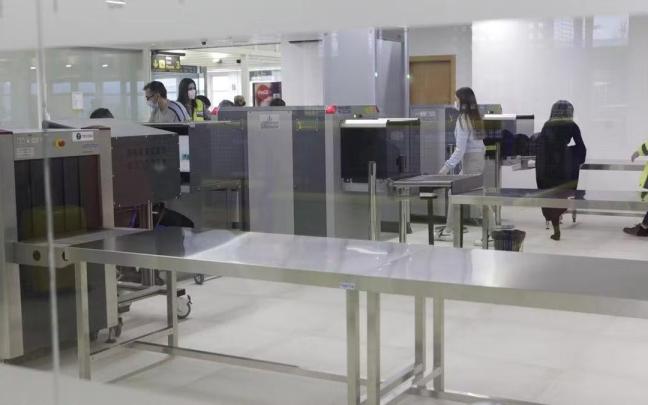 Interior del aeropuerto de Foronda.