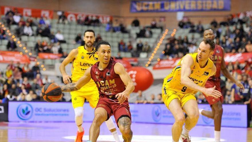 Travis Trice, durante el partido entre el UCAM Murcia y el Lenovo Tenerife, trata de superar la defensa de Marcelinho Huertas