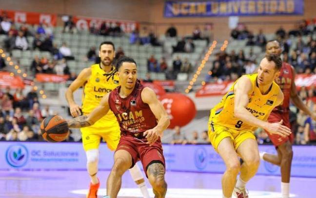 Travis Trice, durante el partido entre el UCAM Murcia y el Lenovo Tenerife, trata de superar la defensa de Marcelinho Huertas Travis Trice, durante el partido entre el UCAM Murcia y el Lenovo Tenerife, trata de superar la defensa de Marcelinho Huertas