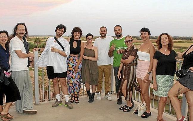 Noem&iacute; Rodr&iacute;guez y Juan Yuste con los actores que participan. | FOTO: M.A.G.