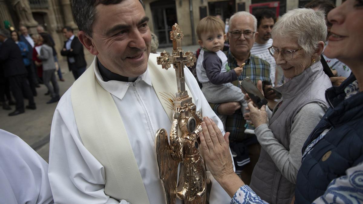 Mikel Garciandia, en Pamplona, con la imagen de San Miguel de Aralar