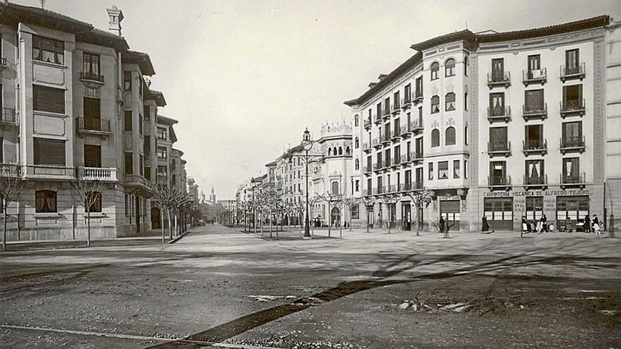 Carlos III desde la plaza de Merindades, 1945