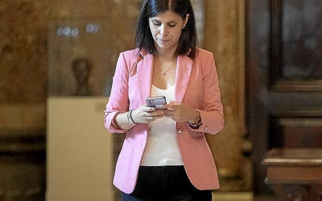 La portavoz de ERC, Marta Vilalta, consulta su tel&eacute;fono ayer en el Parlament. | FOTO: EFE