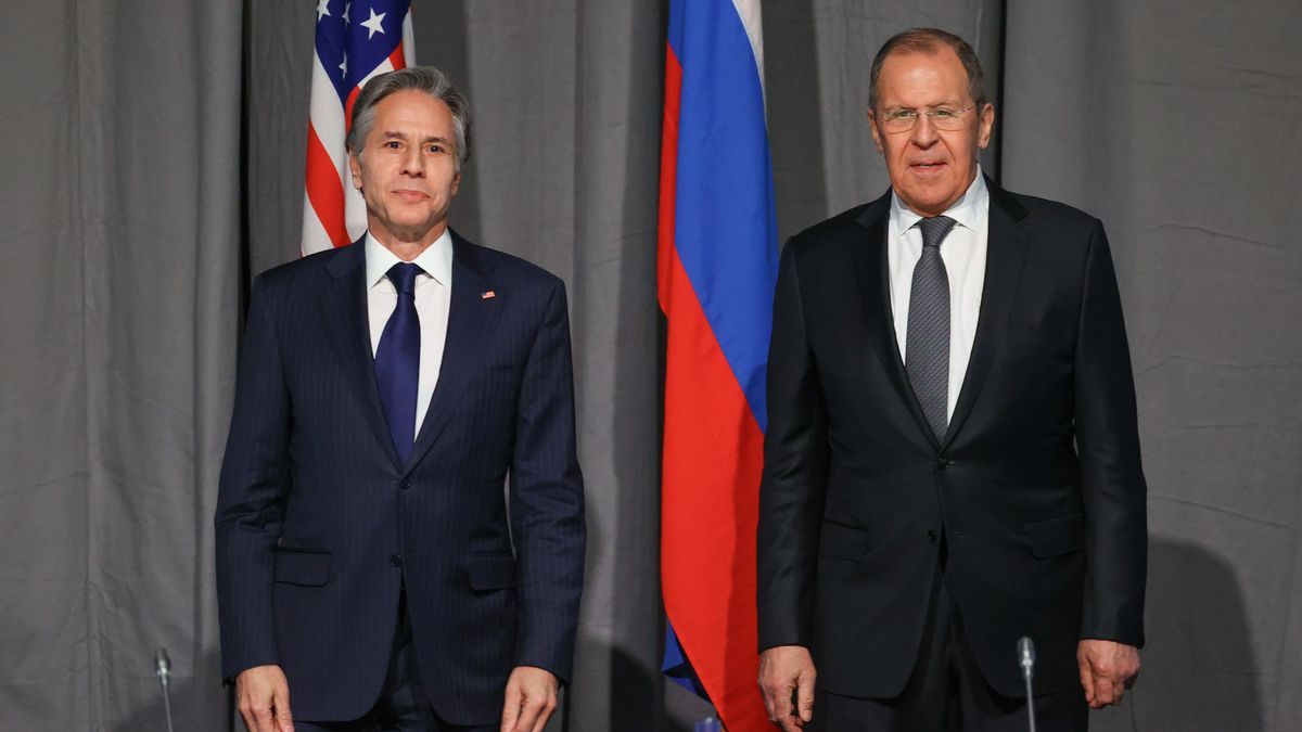 Anthony Blinken (izq.) y Serguéi Lavrov (der.), ministros de Exteriores de EEUU y Rusia.