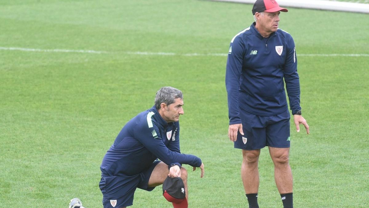 Ernesto Valverde y Jon Aspiazu, al comienzo del entrenamiento de ayer en Lezama.