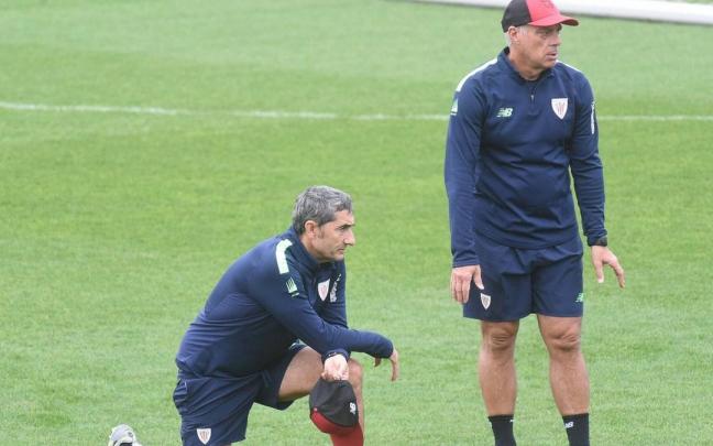 Ernesto Valverde y Jon Aspiazu, al comienzo del entrenamiento de ayer en Lezama. Ernesto Valverde y Jon Aspiazu, al comienzo del entrenamiento de ayer en Lezama.