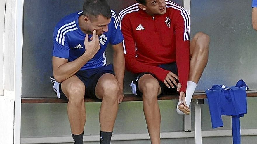 Aimar Oroz, con el tobillo vendado, en el entrenamiento del viernes.