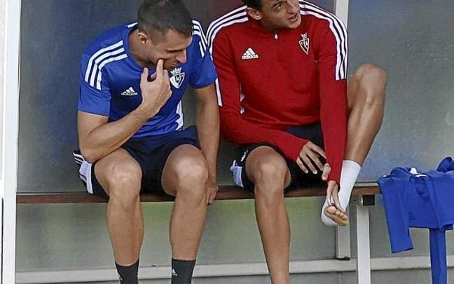 Aimar Oroz, con el tobillo vendado, en el entrenamiento del viernes.
