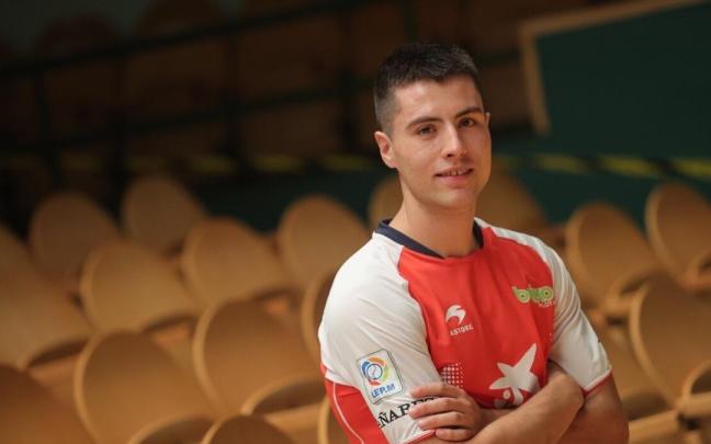 Iosu Eskiroz posa en las butacas de cancha del frontón Labrit de Iruñea. Iosu Eskiroz posa en las butacas de cancha del frontón Labrit de Iruñea.