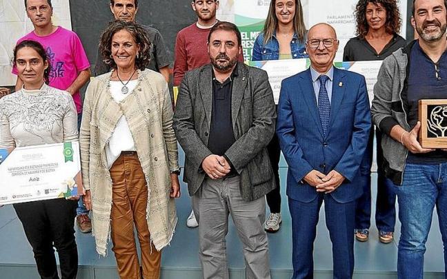 Basaburuako alkateak, Gobernuko eta Udaleko ordezkariekin. | ARGAZKIA: BAZTANGO UDALA