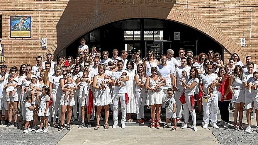 Los txikis a los que les impusieron el pañuelo posan con sus familiares.