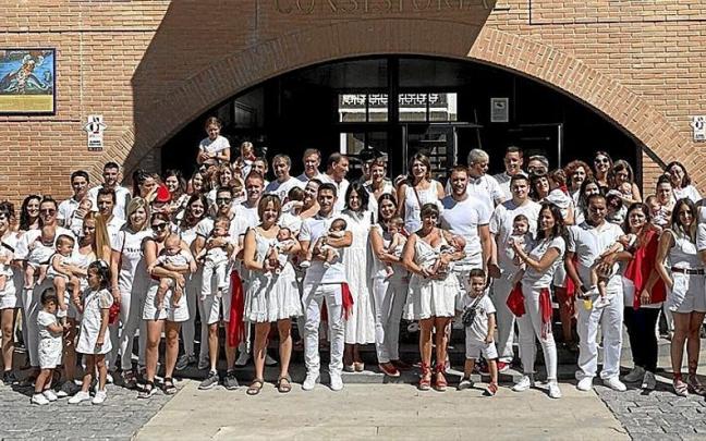 Los txikis a los que les impusieron el pañuelo posan con sus familiares.