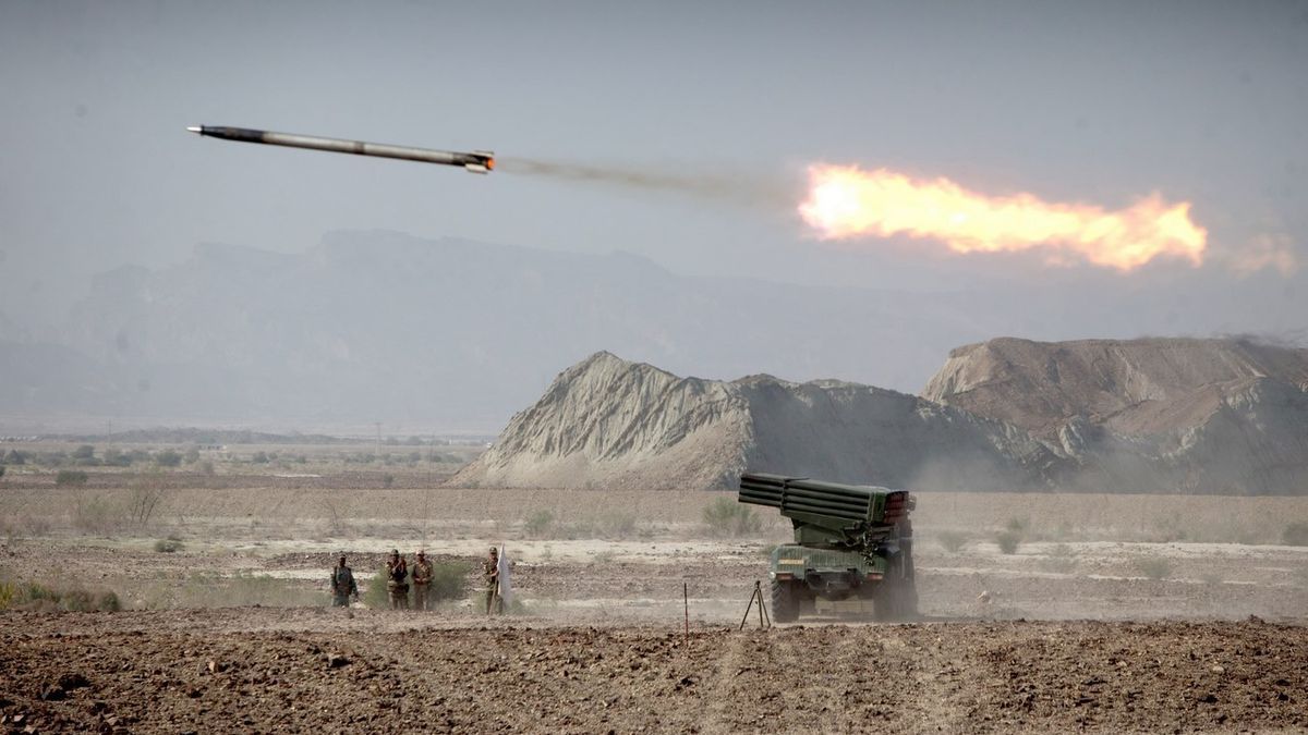 Tropas iraníes disparan un misil durante un ejercicio militar.