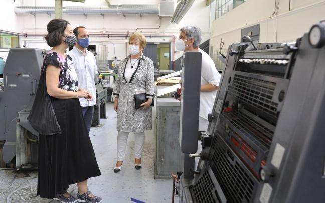 La diputada Lorea Bilbao, junto a los organizadores, en la presentaci&oacute;n de las jornadas de patrimonio de 2020.