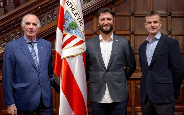 José Ángel Iribar, Jon Rahm y Jon Uriarte posan en Ibaigane. José Ángel Iribar, Jon Rahm y Jon Uriarte posan en Ibaigane.