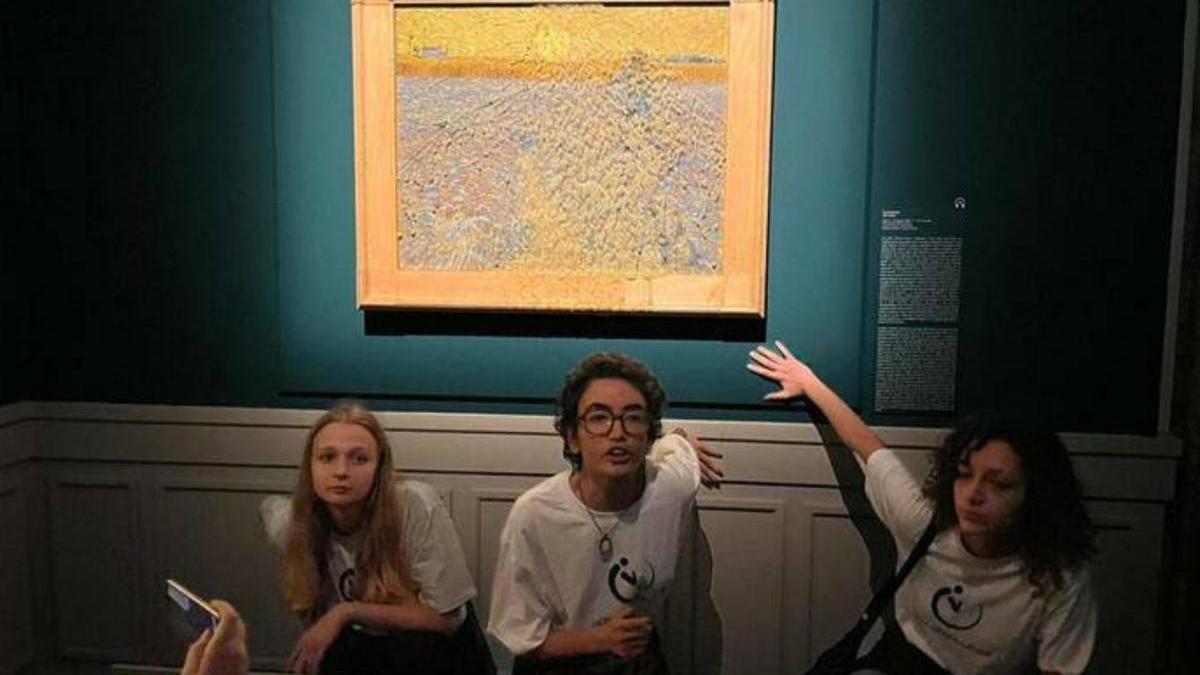 Las tres activistas junto al cuadro de Van Gogh.