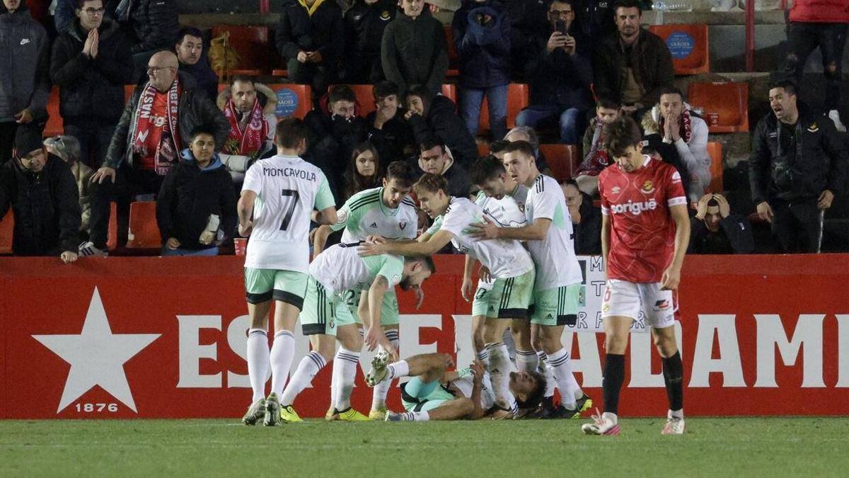 Diego Moreno, junto a sus compañeros, en la celebración del segundo tanto.