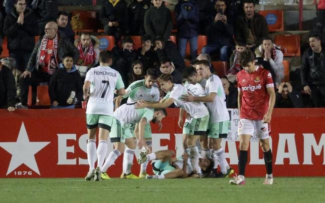 Diego Moreno, junto a sus compañeros, en la celebración del segundo tanto.