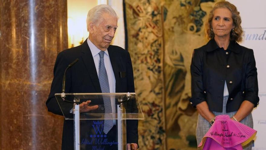 Mario Vargas Llosa, a punto de recibir el capote de manos de la infanta Elena.