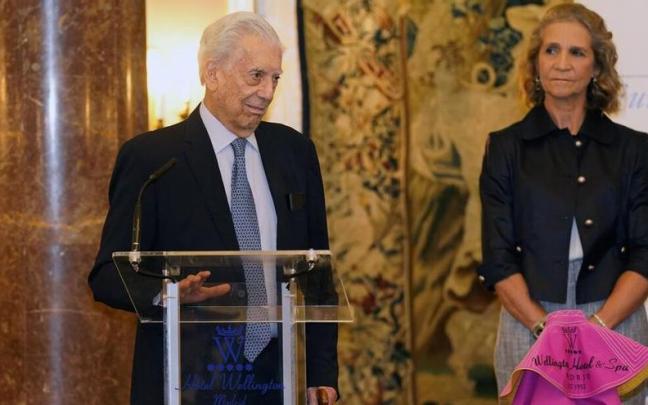 Mario Vargas Llosa, a punto de recibir el capote de manos de la infanta Elena. Mario Vargas Llosa, a punto de recibir el capote de manos de la infanta Elena.