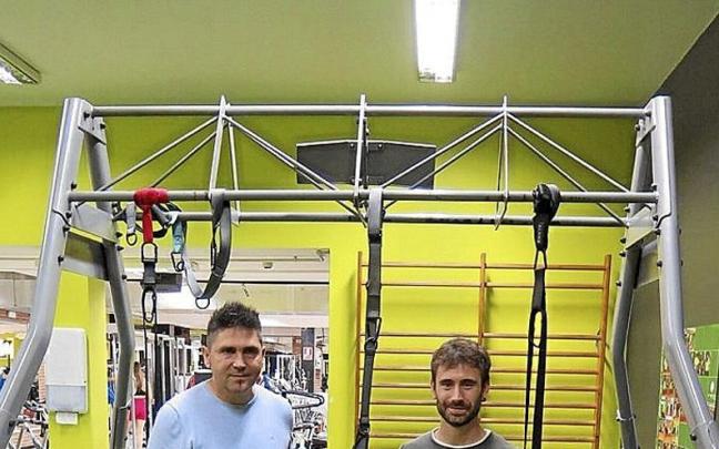 Mikel Serrano eta Joseba Angulo, kiroldegiko gimnasioan. Mikel Serrano eta Joseba Angulo, kiroldegiko gimnasioan.