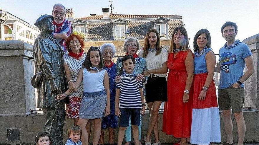 El paso por la balconada de San Miguel para la familia García- Pérez es obligado durante las fiestas en honor a la Virgen Blanca.