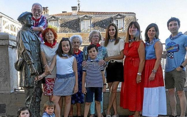 El paso por la balconada de San Miguel para la familia García- Pérez es obligado durante las fiestas en honor a la Virgen Blanca.
