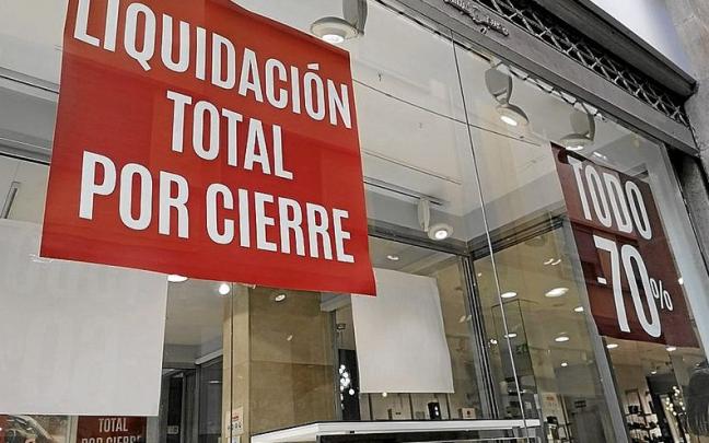 Carteles de liquidación por cierre en un escaparate, en una imagen de archivo. | FOTO: E. P. Carteles de liquidación por cierre en un escaparate, en una imagen de archivo. | FOTO: E. P.