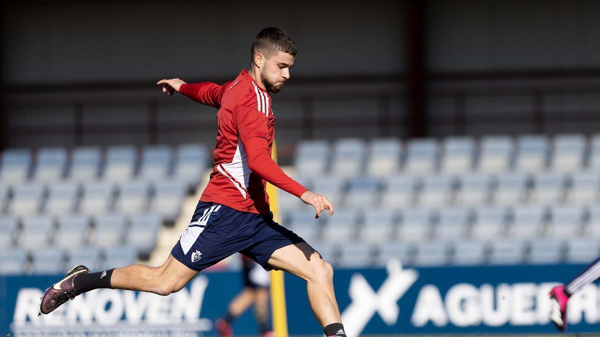 Iker Muñoz golpea el balón en un entrenamiento.