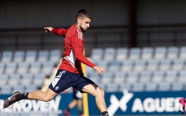 Iker Mu&ntilde;oz golpea el bal&oacute;n en un entrenamiento.