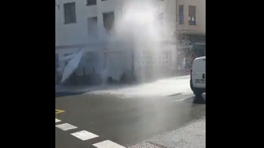 La rotura del hidrante en Santutxu ha afectado al tr&aacute;fico