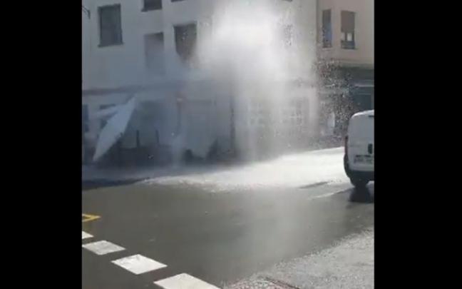 La rotura del hidrante en Santutxu ha afectado al tr&aacute;fico