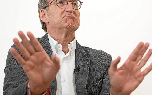 El presidente del PP, Alberto N&uacute;&ntilde;ez Feij&oacute;o, responde con gesto circunspecto y expresivo.