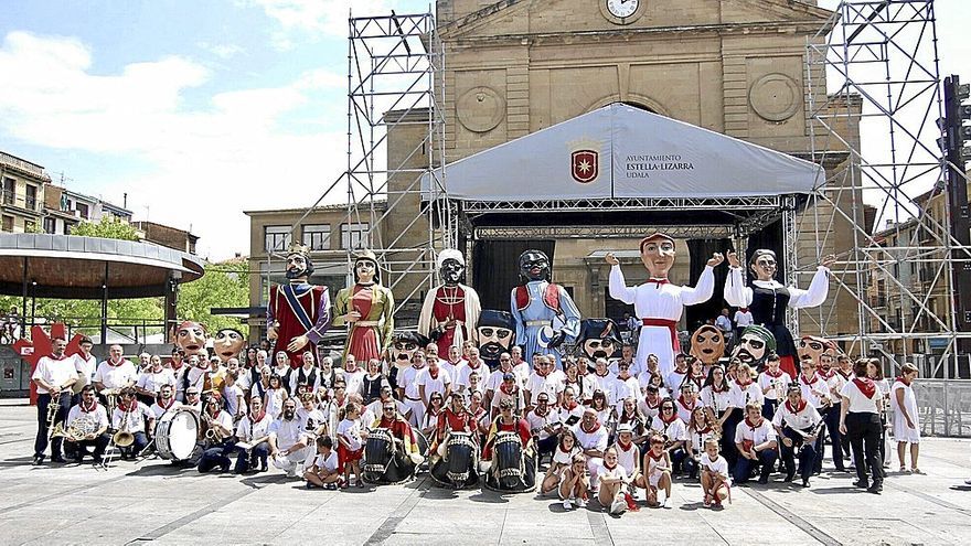 Foto final de los componentes de la comparsa de Gigantes y Cabezudos, la Banda de Estella y dantzaris del grupo Ibai Ega, ayer antes de ser guardadas las figuras.