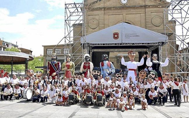 Foto final de los componentes de la comparsa de Gigantes y Cabezudos, la Banda de Estella y dantzaris del grupo Ibai Ega, ayer antes de ser guardadas las figuras.
