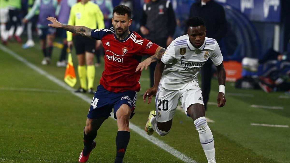 Rubén García persigue a Vinicius durante el Osasuna - Real Madrid