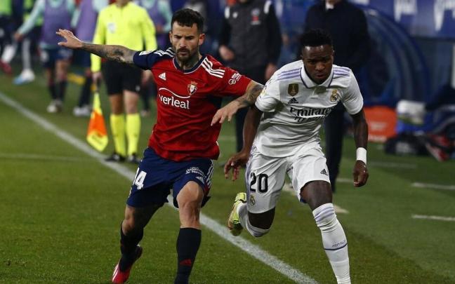 Rubén García persigue a Vinicius durante el Osasuna - Real Madrid Rubén García persigue a Vinicius durante el Osasuna - Real Madrid