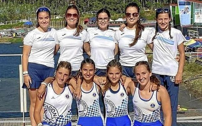 Las palistas del Club Natación Pamplona con sus entrenadoras. Las palistas del Club Natación Pamplona con sus entrenadoras.