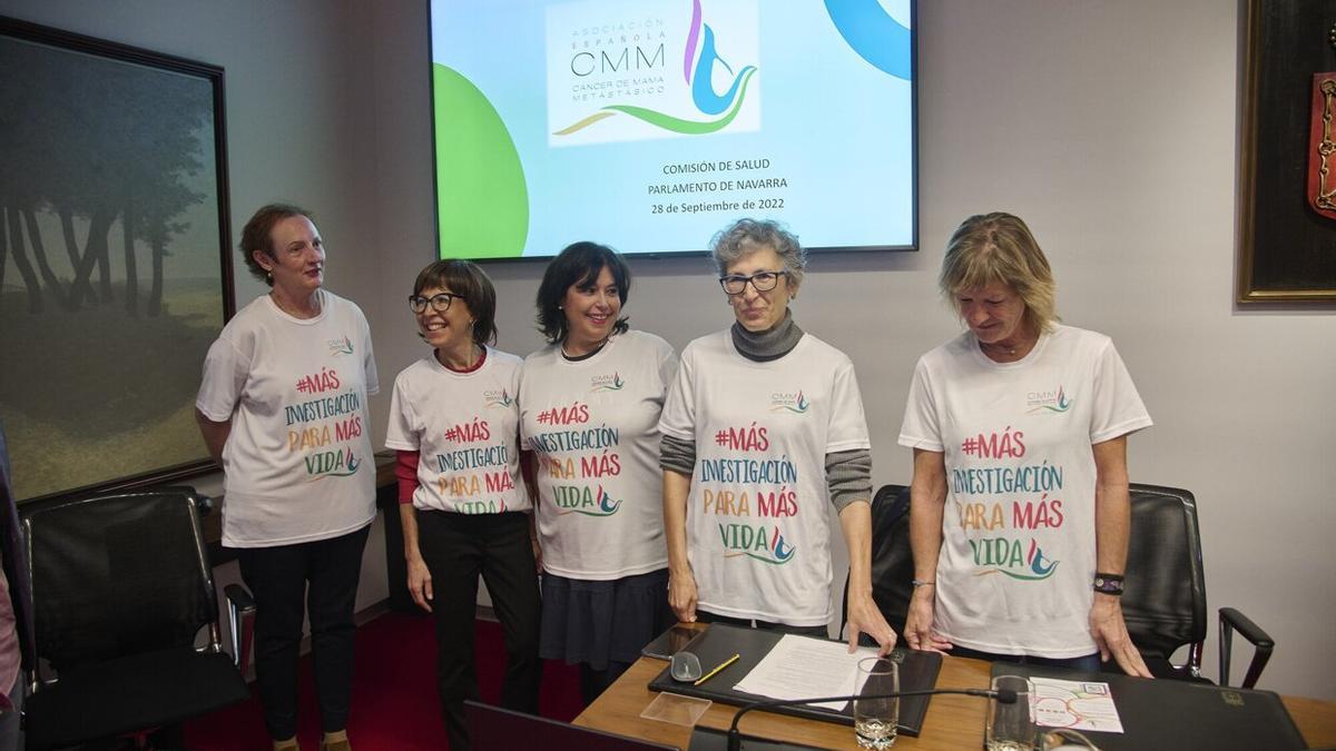 Las representantes de la Asociación de Cáncer de Mama Metastásico: María Jesús Eugui, Laura Jiménez, Amaia San José, Yolanda Pascual y María Eguaras.