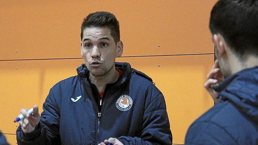 Diego Ríos, en plena charla técnica con sus jugadores.