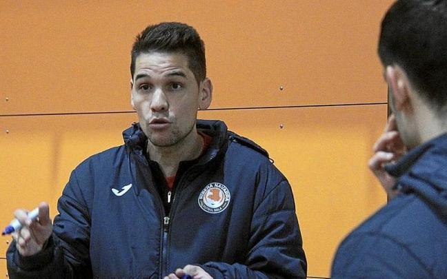 Diego Ríos, en plena charla técnica con sus jugadores.