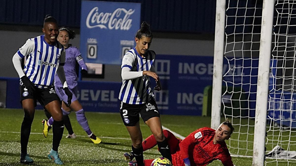 Ane Miren controla el balón en área propia en el partido del miércoles