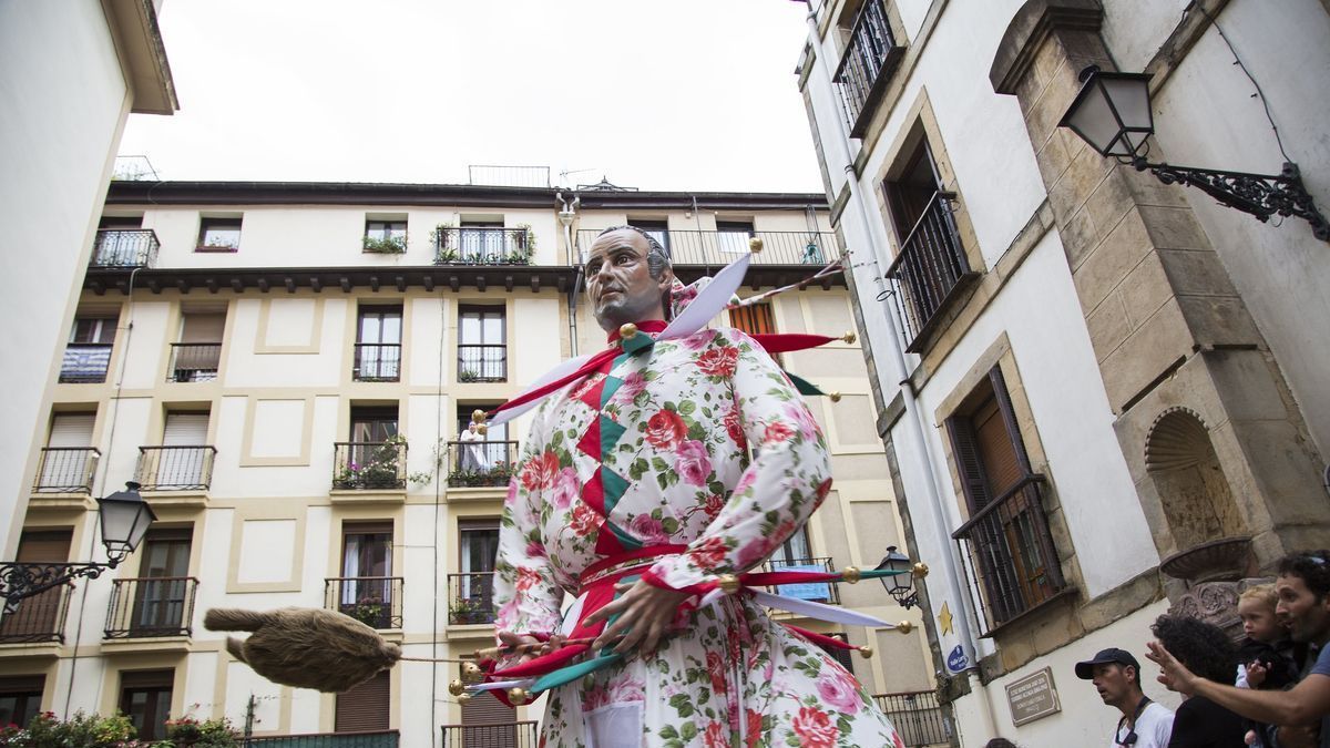 Como cada tarde, los gigantes y cabezudos de la comparsa Itzurun harán las delicias de los niños y niñas. Hoy saldrán de la calle 31 de Agosto y se dirigirán a las calles del Centro.