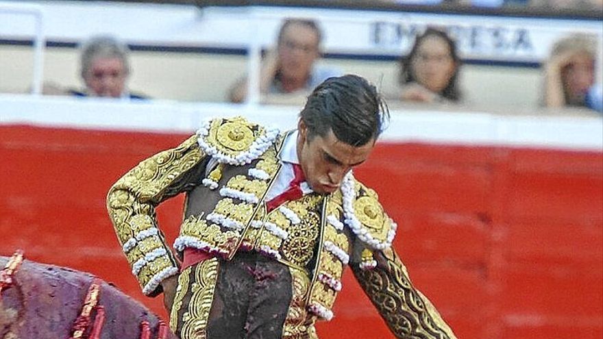 Ángel Téllez, toreando con la mano baja.