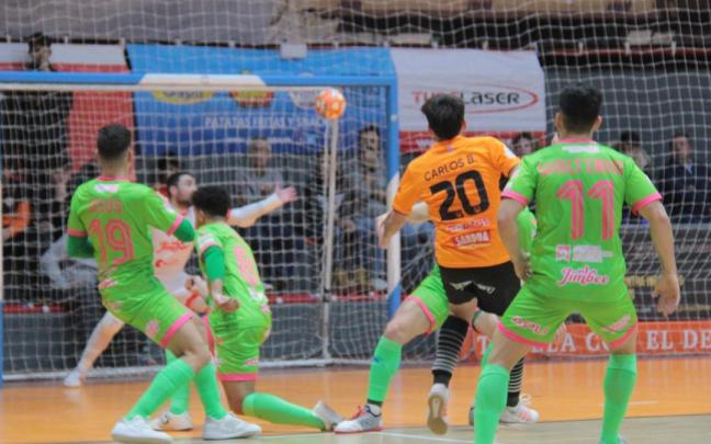 Carlos Bartolomé, del Aspil, disparando a puerta.