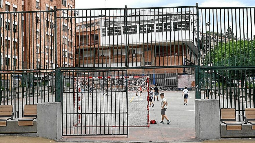 Un grupo de niños, jugando en el patio interior del IES Ibaizabal, en La Peña.