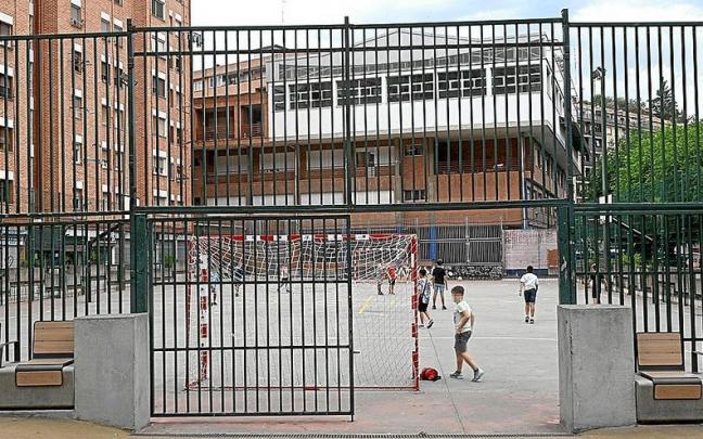 Un grupo de niños, jugando en el patio interior del IES Ibaizabal, en La Peña.