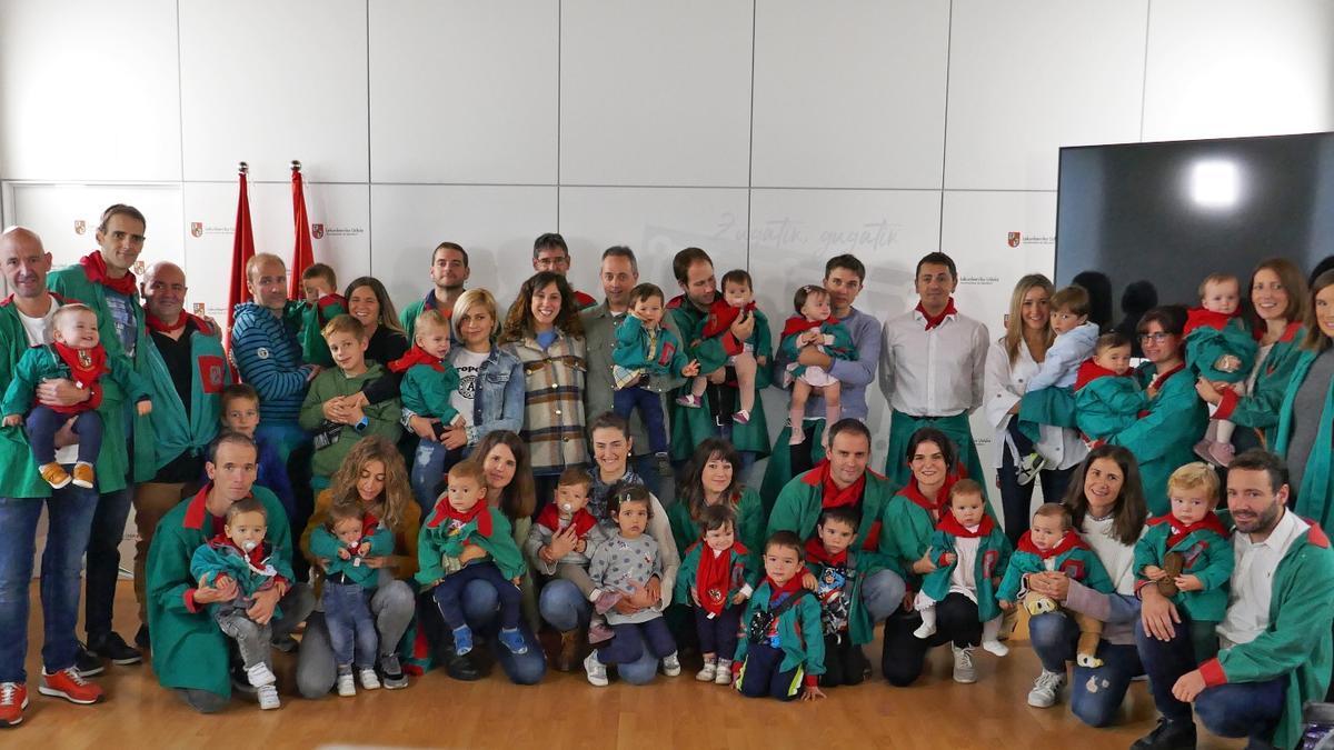 La quinta de 2021 de Lekunberri con familiares y ediles tras la entrega de pañuelos en el Ayuntamiento.