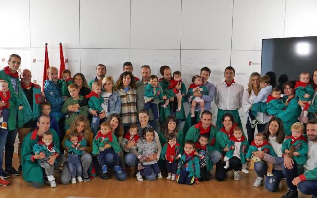 La quinta de 2021 de Lekunberri con familiares y ediles tras la entrega de pañuelos en el Ayuntamiento.