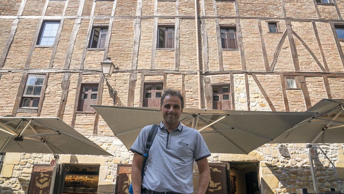 El arquitecto Unai Gamboa, junto al edificio del bar 1813, en 31 de Agosto junto a la plaza de la Trinidad